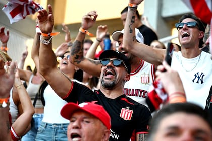 Juan Sebastián Verón, festejando en la platea del estadio Madre de Ciudades