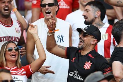 Juan Sebastián Verón mezclado con los hinchas de Estudiantes