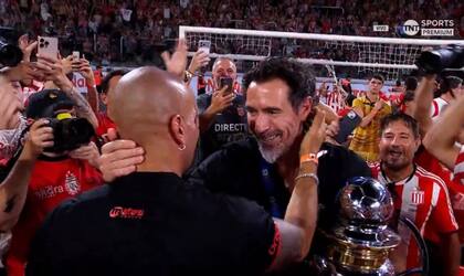 Juan Sebastián Verón, presidente de Estudiantes, saluda a Eduardo Dominguez, el DT del equipo, tras la consagración en el torneo Clausura
