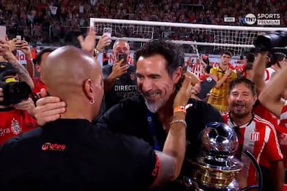 Juan Sebastián Verón, presidente de Estudiantes, saluda a Eduardo Dominguez, el DT del equipo, tras la consagración en el torneo Clausura