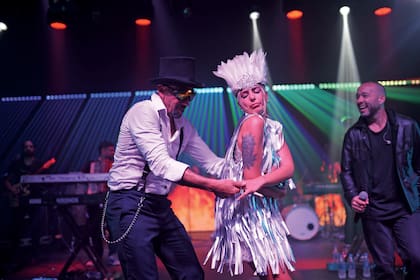 Juan Sebastián y Valentina bailaron cuarteto en el escenario con la música de la banda cordobesa La K’onga.