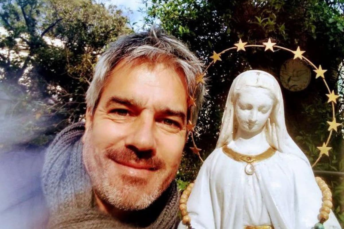 Juan Segundo Stegmann junto a una imagen de la Virgen María. "Hoy ella manda en mi vida", dice