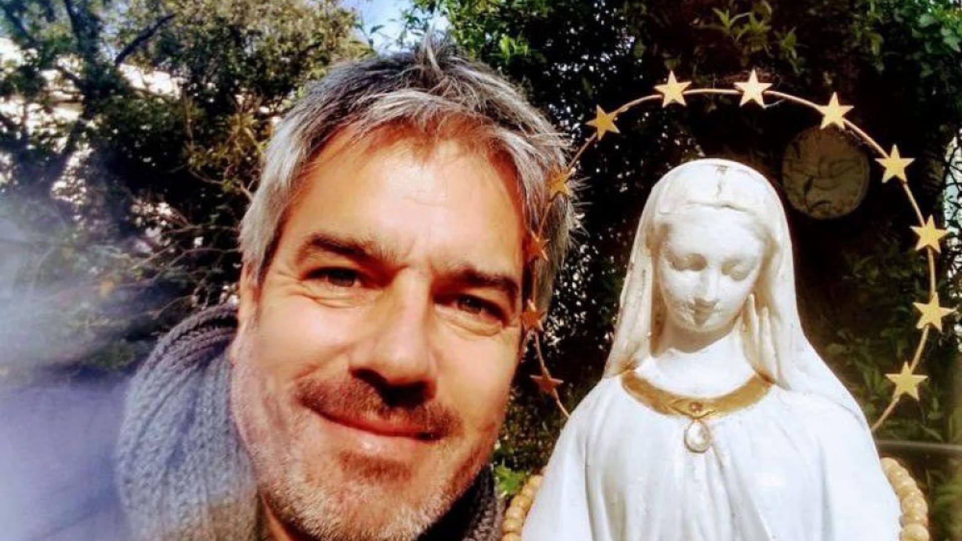 Juan Segundo Stegmann junto a una imagen de la Virgen María. "Hoy ella manda en mi vida", dice