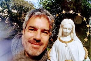 Juan Segundo Stegmann junto a una imagen de la Virgen María. "Hoy ella manda en mi vida", dice