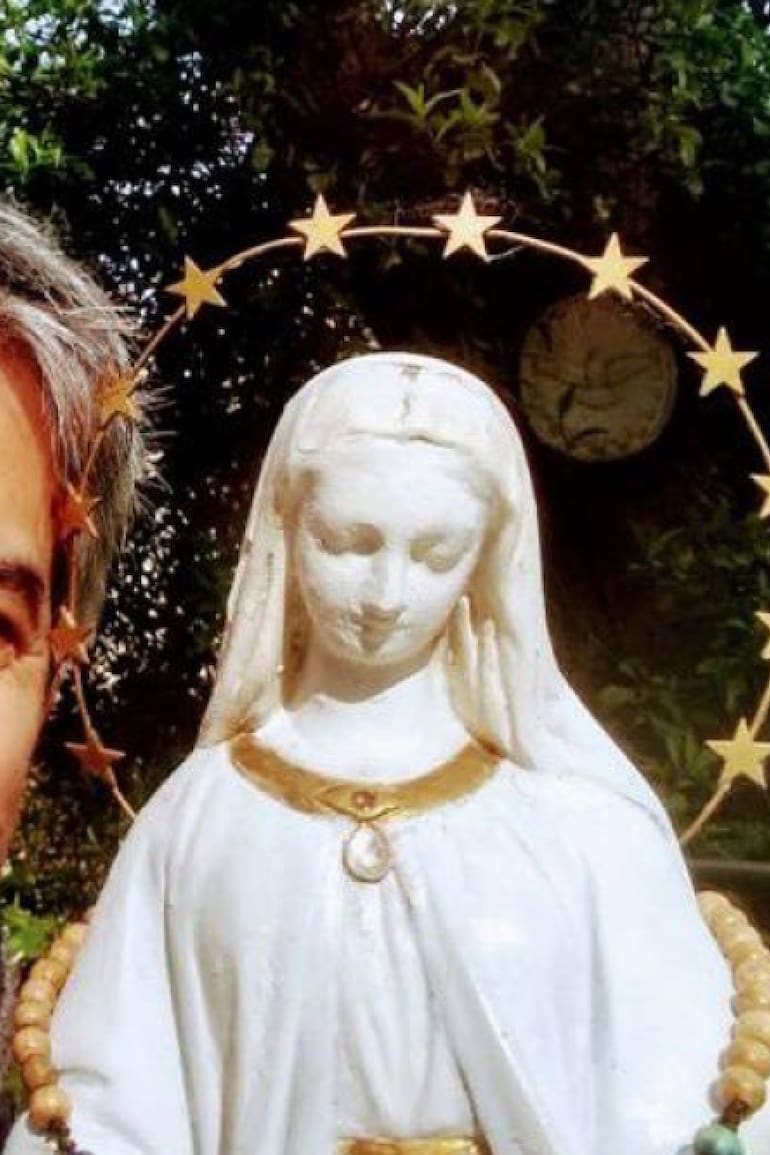 Juan Segundo Stegmann junto a una imagen de la Virgen María. "Hoy ella manda en mi vida", dice