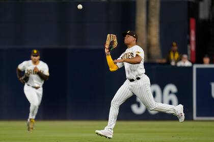 Juan Soto, jardinero derecho de los Padres de San Diego, atrapa la bola para un out de Brendan Rodgers, de los Rockies de Colorado, durante el sexto inning del juego de la MLB que enfrentó a ambos equipos, el 3 de agosto de 2022, en San Diego. (AP Foto/Gregory Bull)