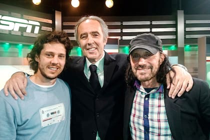 Juan Szafran con los dos campeones argentinos de singles de Roland Garros: Gaudio y Vilas, quien tuvo un gesto que lo emociona