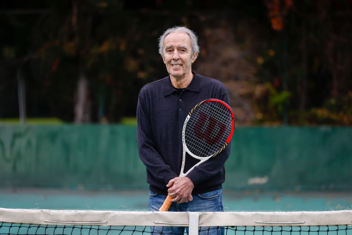 Juan Szafrán với một trong những báu vật của mình: cây vợt do Roger Federer tặng (Ảnh: Santiago Filipuzzi)