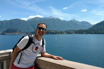 Juan tiene un blog de viajes que genera algunos ingresos. Ese dinero lo dona en su totalidad al doctor que descubrió la mutación del gen, Dr.?Parry Guilford?de Nueva Zelanda, y a la fundación No STOMACH for CANCER.