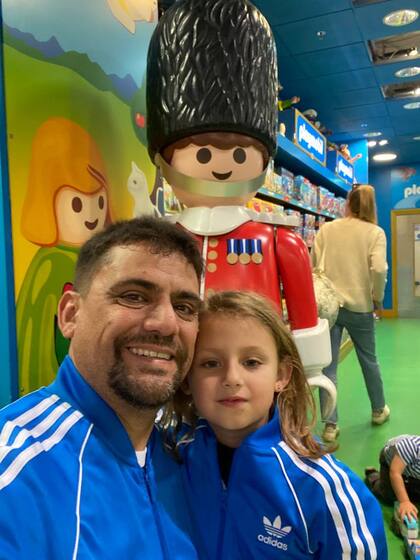 Juan tiene una hija, Juana, quien en la actualidad lo ayuda con las temáticas de las exposiciones