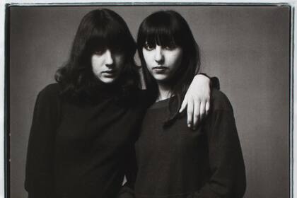 Juan Travnik, Sisi y Gabi, de la serie Jóvenes adolescentes, 1980