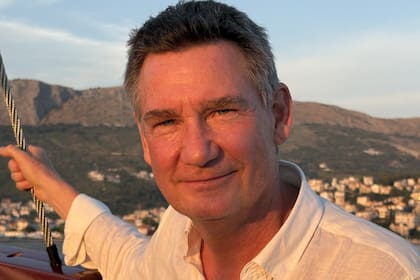 Juan van Peborgh homenajea a esa literatura policial que combina lo clásico y lo negro, con el crimen como espejo de la sociedad