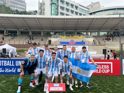 Juan viajó por primera vez en avión cuando voló a Seúl para jugar el Mundial de Fútbol Calle