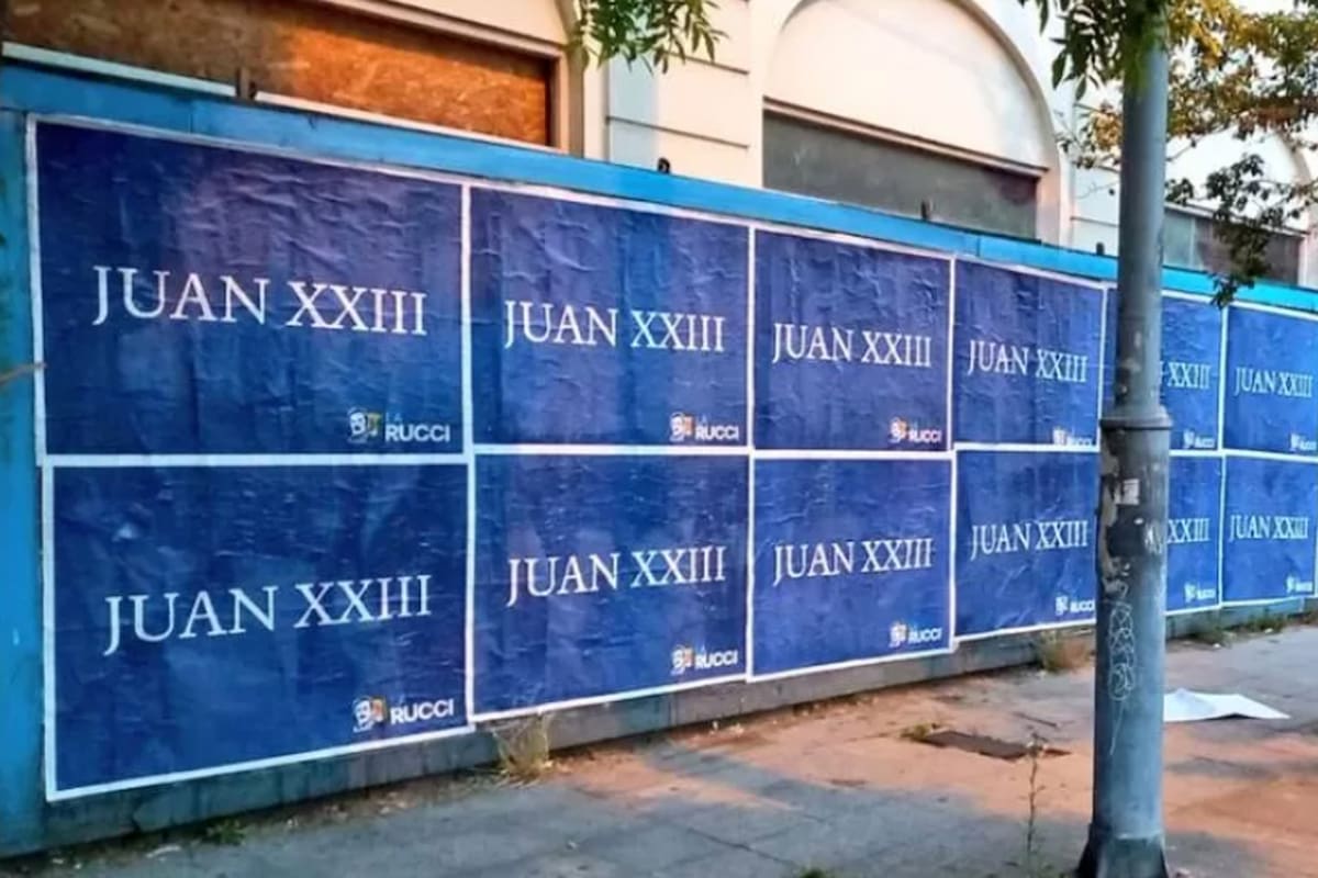 "Juan XXIII", los afiches firmados por la agrupación "La Rucci" a favor de la candidatura de Juan Manzur, pero que en redes sociales se interpretó como el lanzamiento de Juan Grabois