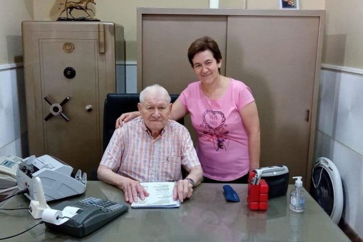 Juan y Deolinda en el negocio