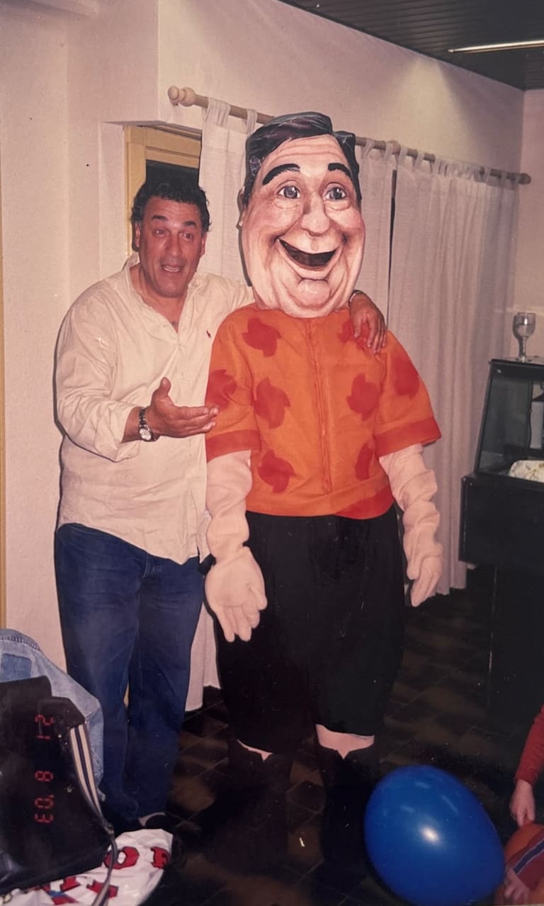 Juan y el muñeco de Peters para las promociones
