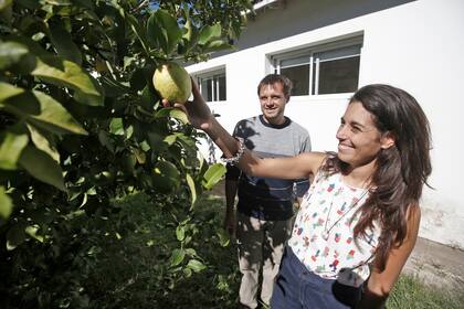 Juan y Eugenia trabjando en la huerta comunitaria del Hospital de Necochea