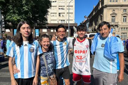 Juan y Marcela Larrea de Santa Fe no dudaron en viajar a Buenos Aires para disfrutar con sus hijos los festejos en el Obelisco