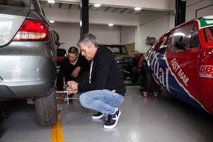 Juan Zabaleta y José, quien lo ayuda en el taller; tiene otro empleado que se llama Amador