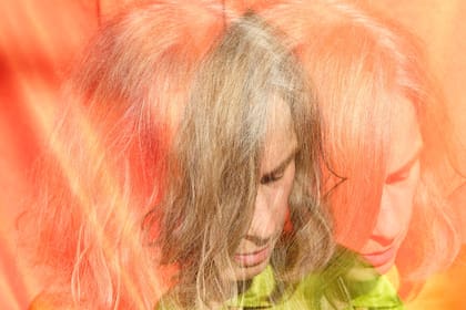 Juana Molina se despojó de algunas de las tareas que desarrollaba en escena. "Mi papá decía que parecía una secretaria en el escenario con todo lo que hacía", cuenta la cantante