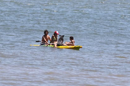 Junto a su novio, sus hijos y su perro, la conductora disfrutó de un paseo de más de dos horas en una tabla de paddle surf