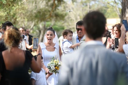 Juana caminó hacia el altar con la canción “Just The Two Of Us”. Al final de un camino de alfombras persas y flores silvestres, la esperaba su marido, Sebastián.