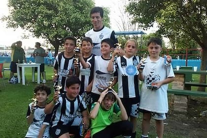 Juana Cángaro, con sus compañeros varones del equipo en el que jugaba de niña en Mercedes