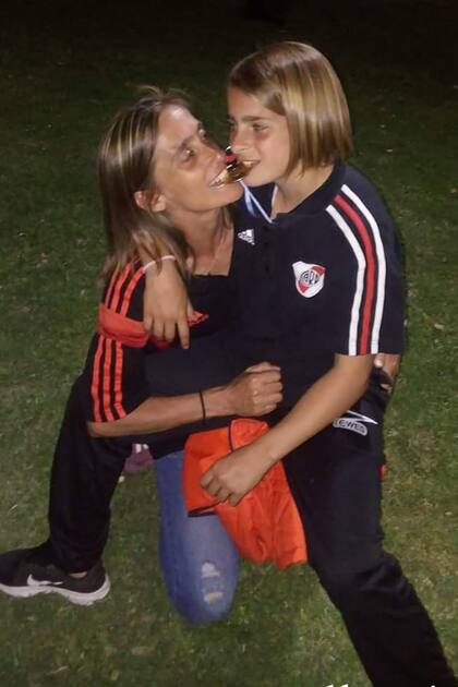Juana Cángaro junto a su madre, Mercedes, tras llegar a River