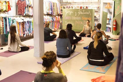 Juana de Arco promueve las clases de yoga (las da en forma virtual)