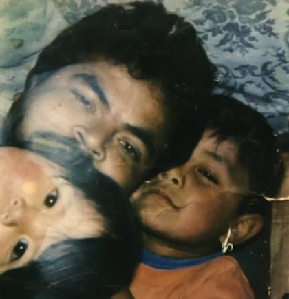 Juana era entonces la hija pequeña de Lorena Ramírez y su marido (en la imagen, junto a la niña y su hijo mayor)
