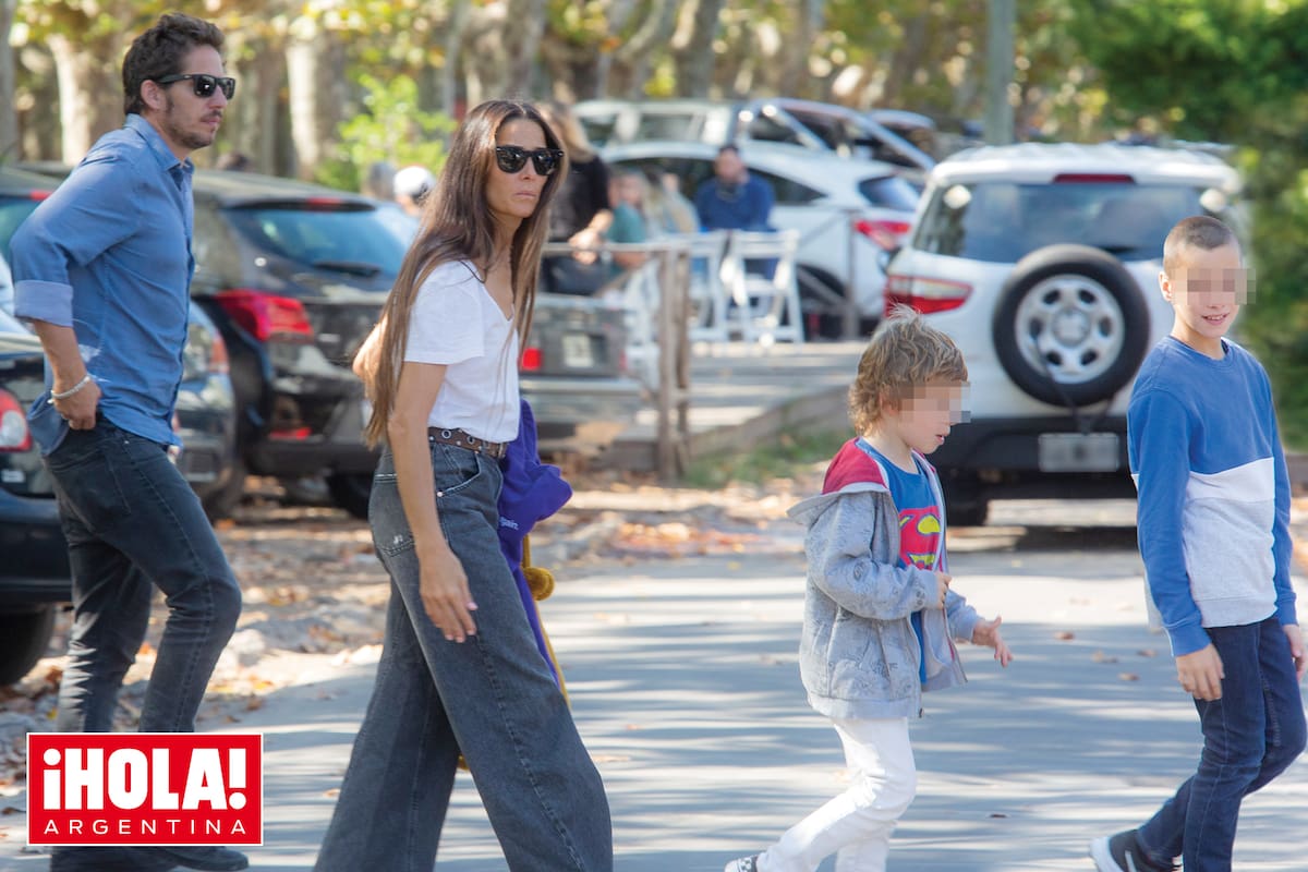 Juana, escoltada por Agustín Goldenhorn, su novio desde hace dos años y medio. Por delante caminan Silvestre (hijo de él y Cynthia, su anterior pareja) y Alí (el heredero menor de la actriz y Gonzalo Valenzuela).