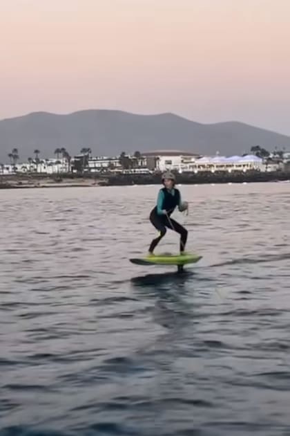 Juana estuvo practicando con la ayuda de su novio en las aguas de la isla de Lanzarote.