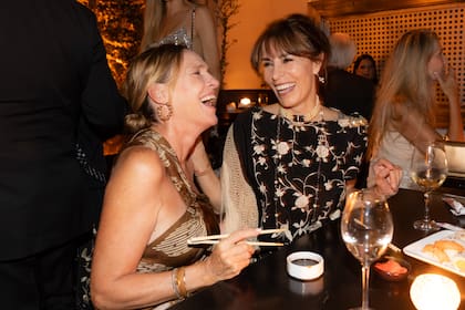 Juana Hoeffner y la interiorista Danu Galito (decoró la casa de Juliana Awada y Mauricio Macri en Cumelén), íntimas amigas, compartieron sushi en el patio a cielo abierto de Isabel.