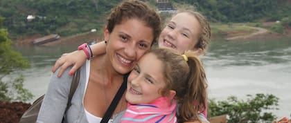 Juana, junto a su mamá y a su hermana.