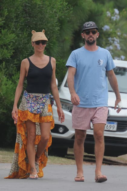 Juana lució un traje de baño enterizo, falda irregular, riñonera y visera de fibras naturales.