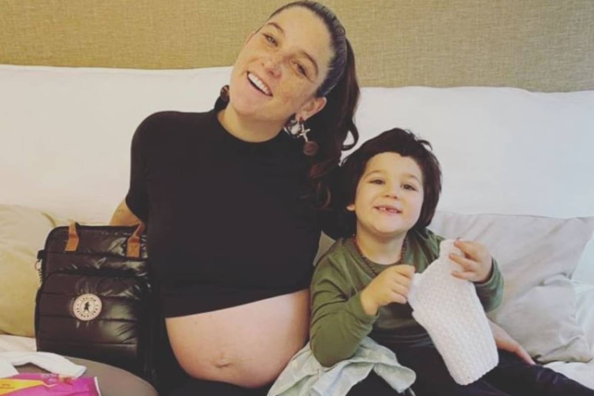 Juana Repetto junto a su hijo Toribio mientras transitaba el embarazo de Belisario.