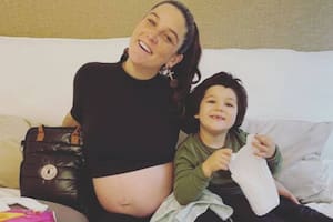 Juana Repetto junto a su hijo Toribio mientras transitaba el embarazo de Belisario.