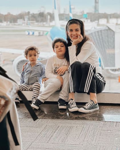 Juana Repetto junto a sus hijos en la previa a su viaje a Brasil
