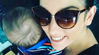 Juana Repetto, radiante con el pequeño Toribio
