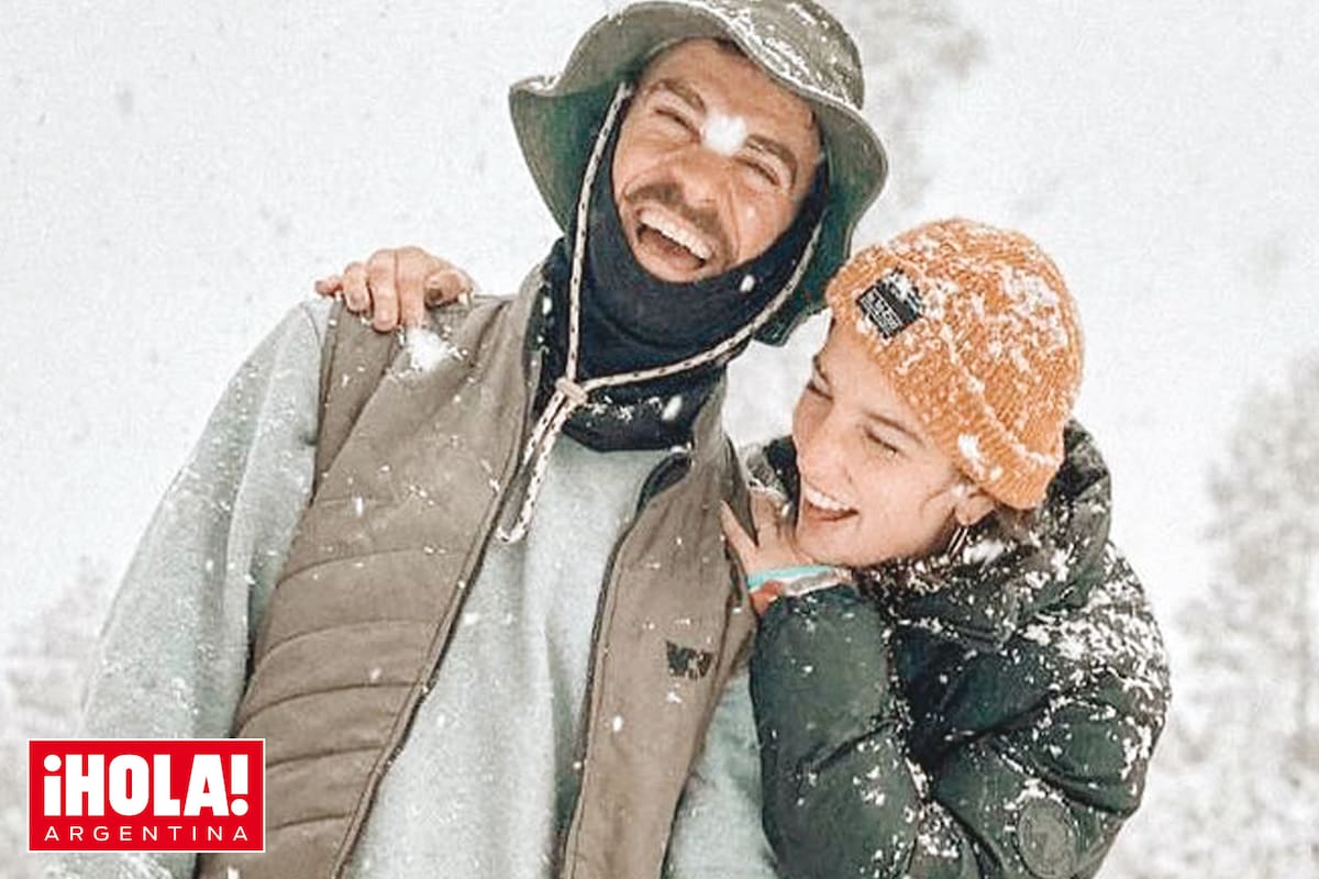 Juana Repetto y Sebastián Graviotto, felices en medio de la nevada barilochense.