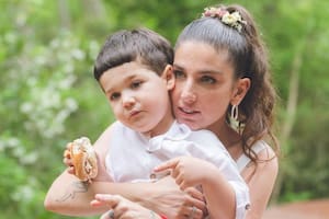 Juana Repetto y su hijo Toribio, a quien tuvo sola luego de recurrir a un donante anónimo de esperma.