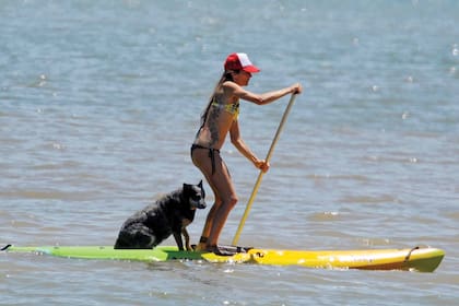 Juana sacó a pasear a Tota, su perra, por las aguas de La Mansa.