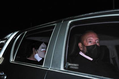 Juana se retiró del aeropuerto de San Fernando en una camioneta junto al empresario Mauricio Filiberti, que viajó adelante, en el asiento del acompañante