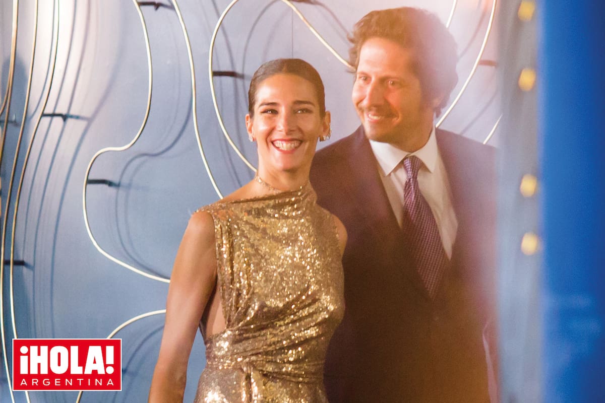 Juana, sonriente, llegó de la mano de su amor desde fines de 2019, Agustín Goldenhorn, con quien va a casarse antes de fin de año.