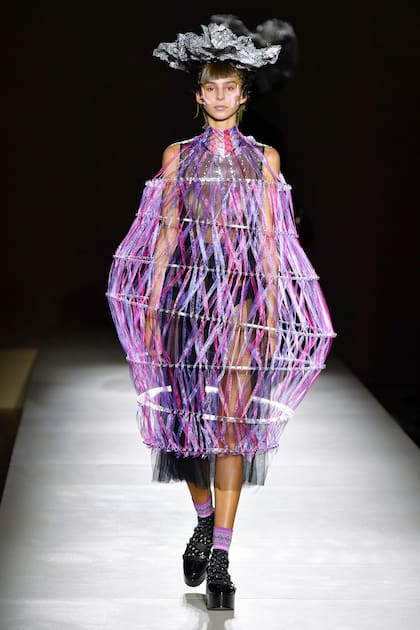 Juana TInelli debutó en la Semana de la Moda de París en la pasarela del japonés Kei Ninomiya enfundada entre tules. Un mix entre moda y arte, la maison Noir Kei Ninomiya pertenece al grupo Comme des Garçons y que lleva siete temporadas impactando al público. Su lanzamiento fue con la colección de primavera 2016.