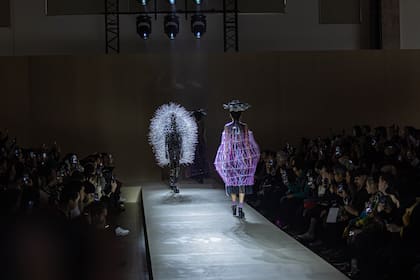Juana Tinelli en la pasarela de Noir Kei Ninomiya de Paris Fashion Week. Las propuestas del diseñador Kei Ninomiya intrigan al público. Sus colecciones Ready-To-Wear, están llenas de color, texturas y volúmenes. El desfile fue en el Halle des Blancs Manteaux, en Le Marais