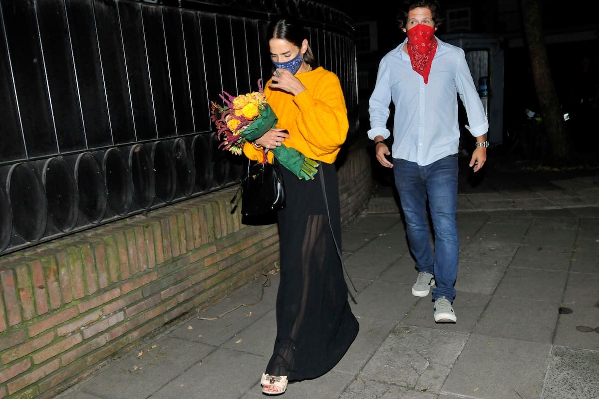 Juana Viale con su novio, Agustín Goldenhorn, saliendo del cumpleaños de su abuela