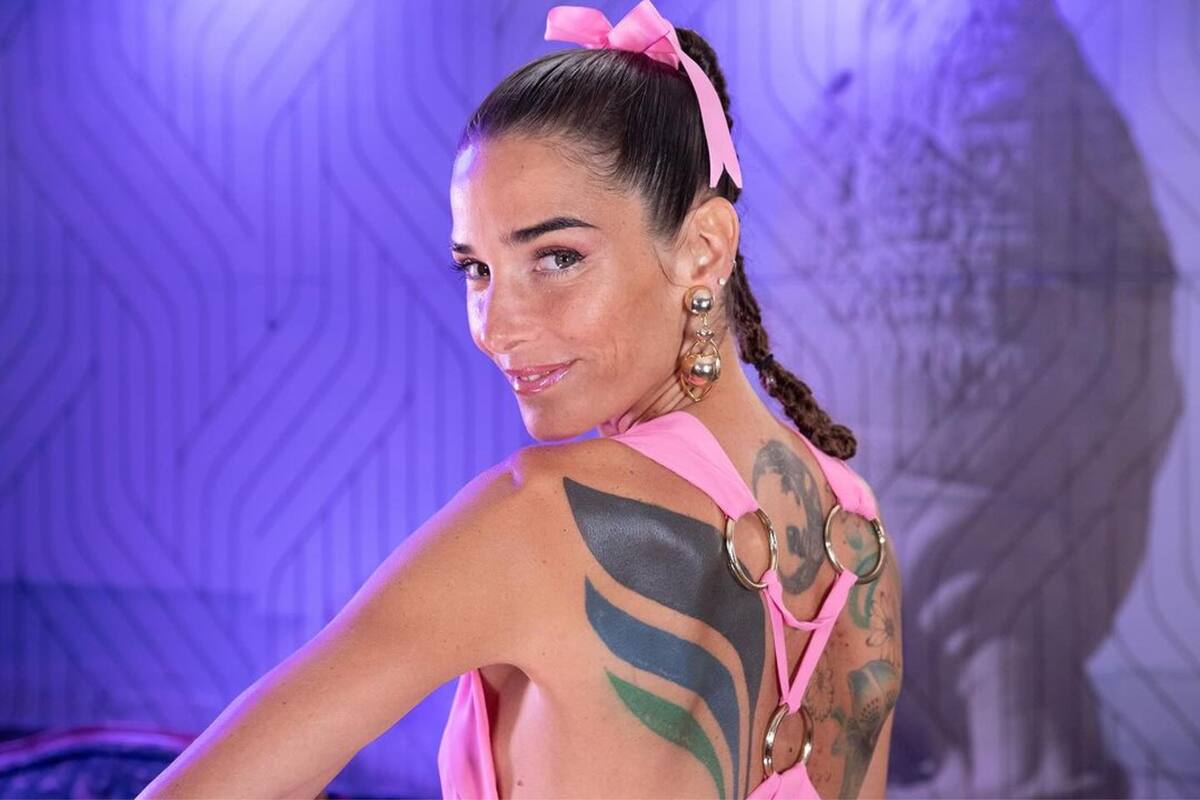 Juana Viale condujo el primer programa desde Mar del Plata y despertó suspiros por su estilo coquette