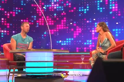 Juana Viale eligió un look elegante, pero cómodo, para entrevistar a Chris Martin