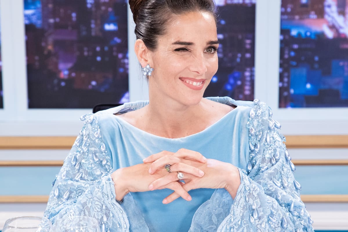 Juana Viale en su regreso a la televisión luciendo un vestido celeste